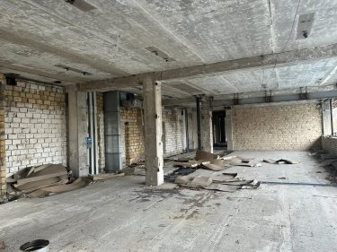 Київ: продають масштабну нежитлову будівлю під бізнес-центр