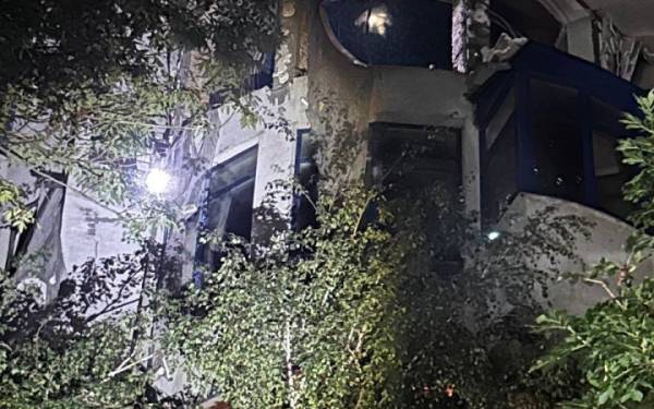Ворог уразив одеситів: дрон влучив у житлову багатоповерхівку