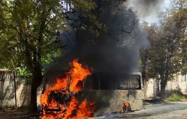На Дніпропетровщині російський удар знищив автобус, загинув водій