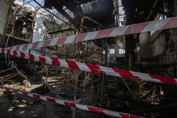 Зруйнований барак, де утримувалися українські військовополонені в слідчому ізоляторі в Оленівці, Донецької області, Україна, 10 серпня 2022 року