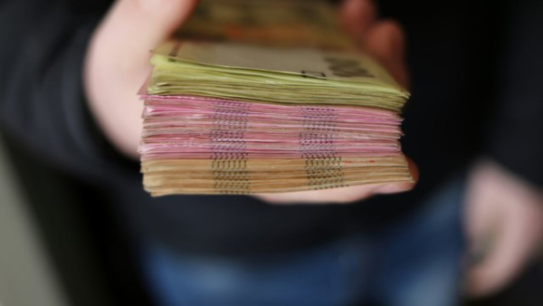 Більше як 80% українців не задоволені своїми доходами для гідного життя, свідчать результати опитування ЄБА.