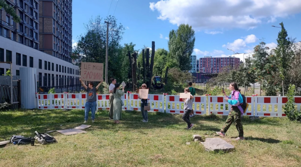 На Теремках зупинили вирубку дерев під теплотрасу