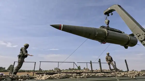 розрахунки ракетних комплексів «Іскандер-М» під час військових навчань «Запад-2025» у нерозголошеному місці в Росії.