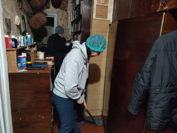 Волонтери та соціальні працівники допомагають літнім людям