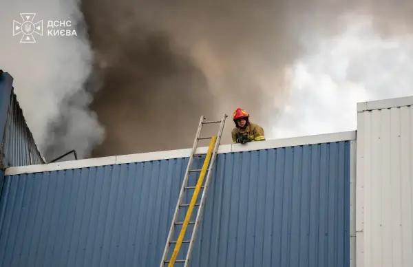 Рятувальник на місці російського обстрілу у Києві