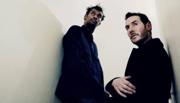 Сингапурские власти запретили группе Massive Attack выступать из-за того, что они демонстрировали палестинский флаг.