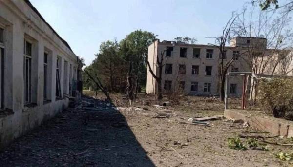 Російські війська скинули керовані авіабомби на селище біля Херсона: постраждала соціальна інфраструктура.