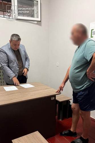 Адвоката на Закарпатті затримали за підозрою у незаконному вивезенні чоловіків за кордон у масці 50 Cent