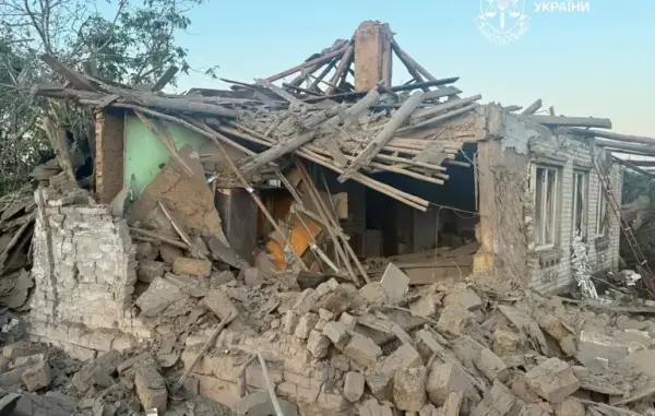 Ізюм під ударом: 15 будинків пошкоджено, є постраждалі внаслідок атаки дроном та авіабомбою