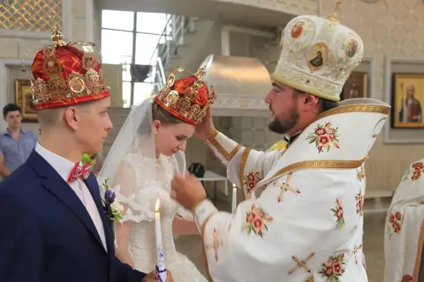 Митрополит ПЦУ Олександр (Драбинко) благословляє нове подружжя.