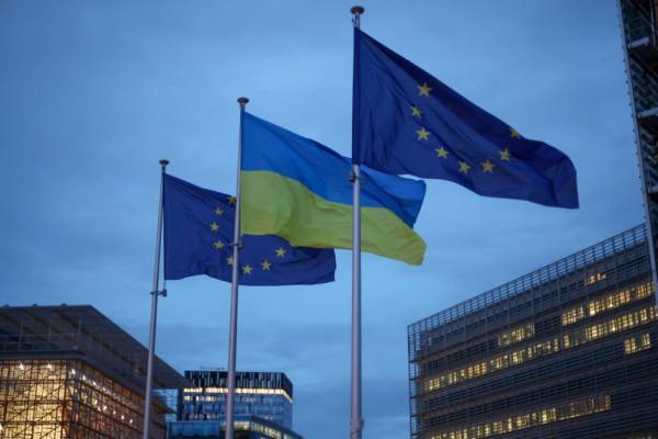  Прапори ЄС та України перед штаб-квартирою Європейського Союзу під час засідання Ради ЄС із закордонних справ у Брюсселі, 24лютого 2025 року