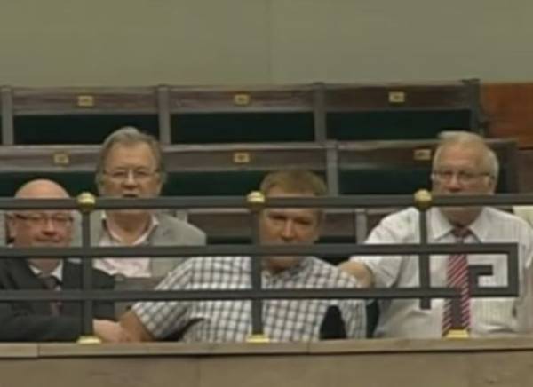 Вадим Колесніченко на засіданні Сейму 10 липня 2013 року. Ліворуч від нього Ян Енгельгард, праворуч Тадеуш Самборський. Фото із сайту «Радіо Свобода»