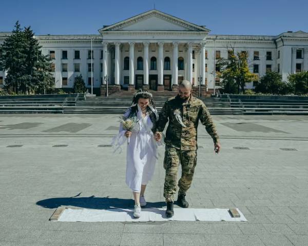 Весілля під загрозою обстрілів: українська пара одружилася на центральній площі Краматорська фото 2