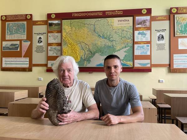 Професор кафедри геоморфології і палеографії ЛНУ Андрій Богуцький та Володимир Проць із знайденим зубом мамонта