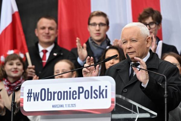 Лідер партії «Право і справедливість» Ярослав Качинський виступає перед прихильниками під час демонстрації у Варшаві, 11 жовтня 2025 року.