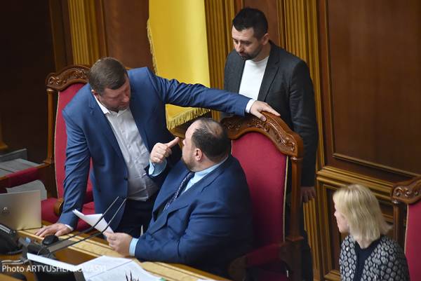 Давид Арахамія у колі керівництва Верховної Ради Давид Арахамія у колі керівництва Верховної Ради