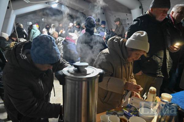 World Central Kitchen частує містян в одному з пунктів незламності Києва, лютий 2026 року.