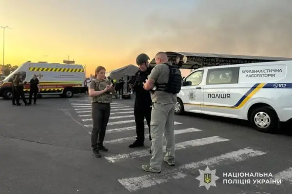 Патрульні поліцейські зафільмували перші хвилини після ракетного удару по ТЦ у Кривому Розі