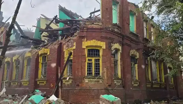 Унаслідок російського авіаудару по Слов’янську зруйнована історична будівля «Друкарського двору»