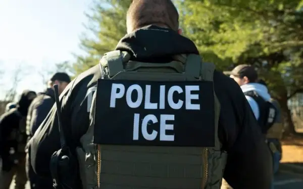 Чоловіка, у якого стріляв агент ICE, госпіталізували в Техасі