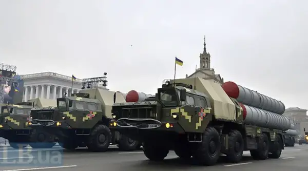 Зенітно-ракетні комплекси С-300 під час військового параду до Дня Незалежності України, 24 серпня 2016 року в Києві на Хрещатику.