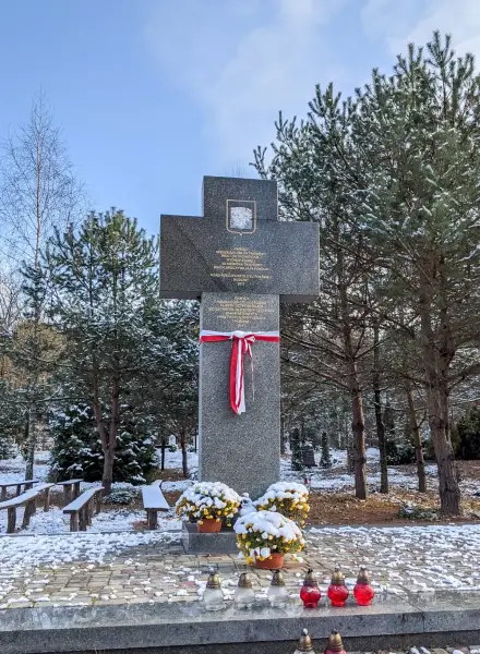 Памʼятник убитим полякам на Волині.