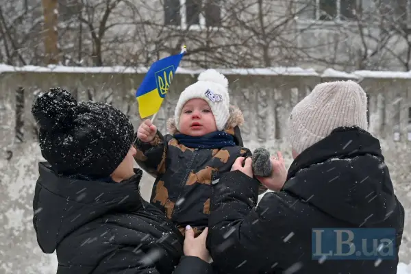 Родина з немовлям чекає з обміну звільненого захисника України