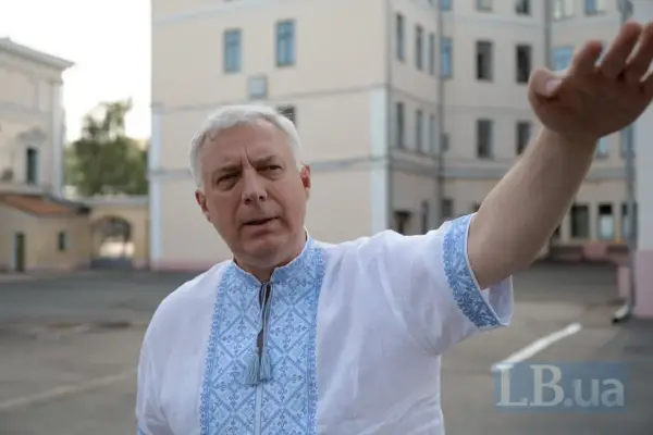 Зліва від Сергія Квіта — Новоакадемічний корпус НаУКМА, а просто за спиною – «Циркульний» корпус НаУКМА, зведений у ХІХ столітті. А показує Сергій Миронович у бік інших пам’яток.
