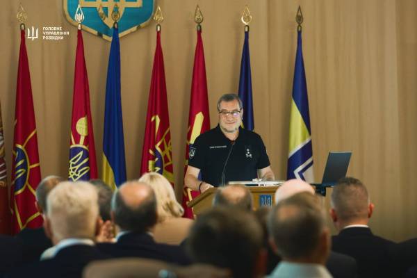 Заступник начальника ГУР МО генерал-майор Вадим Скібіцький на зустрічі з делегатами U4U — міжнародної мережі, що об’єднує понад 200 парламентарів із 30 країн світу