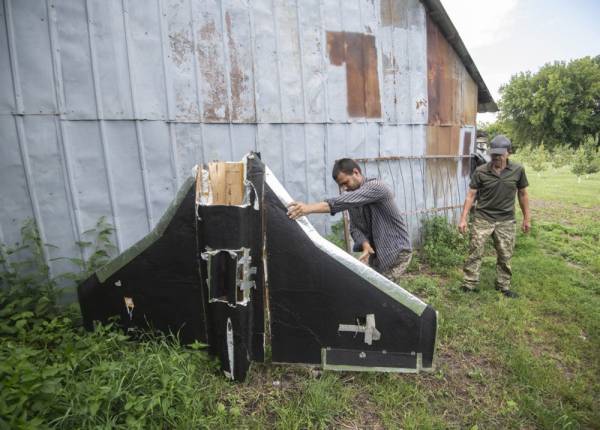 Фермери показують російський безпілотник, який був збитий над їхнім полем у Київській області, Україна, 3 серпня 2025 року
