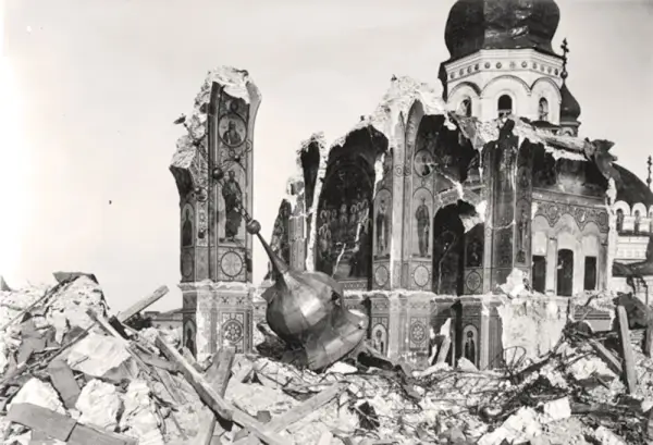 Від початку 1920-х років Київ перебував під владою більшовиків. Мине ще півтора-два десятки років, і комуністи почнуть нищити духовну пам'ять та самобутність нашого народу. На фото – підірваний ними головний храм Києво-Печерського лаври – Успенський собор.