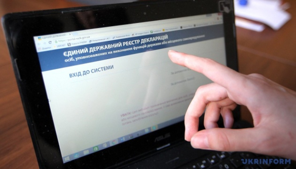 Депутат не задекларував нерухомість та три автівки дружини