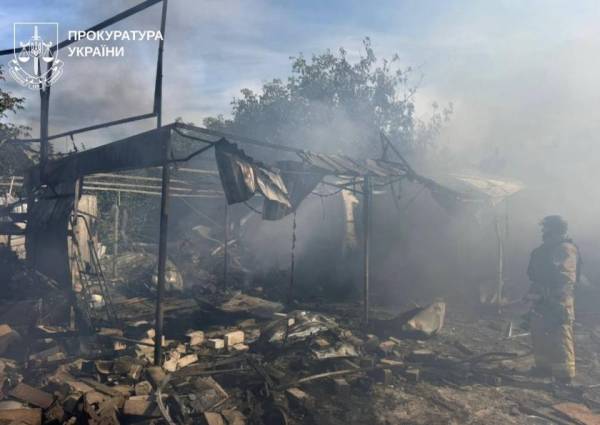 Прокуратура показала наслідки обстрілу селища на Харківщині з “Бандеролей”