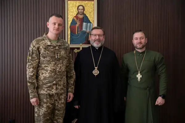 Глава УГКЦ Отець Святослав під час зустрічі з начальником Служби військового капеланства ЗСУ Олександром Вовкотечею, головний спеціаліст відділу взаємодії з релігійними організаціями Служби військового капеланства ЗСУ о. Ростислав Височан (справа).