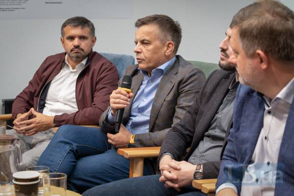 Сергій Сухомлин, ексголова Державного агентства відновлення та розвитку інфраструктури України (у центрі)