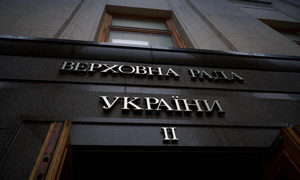 Парламент відхилив усі законопроєкти щодо скасування податкових пільг на імпортні посилки