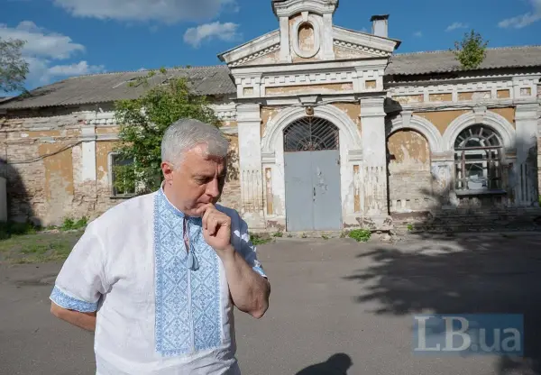 Єдина невідреставрована пам’ятка на території НаУКMA — Будинок настоятеля.