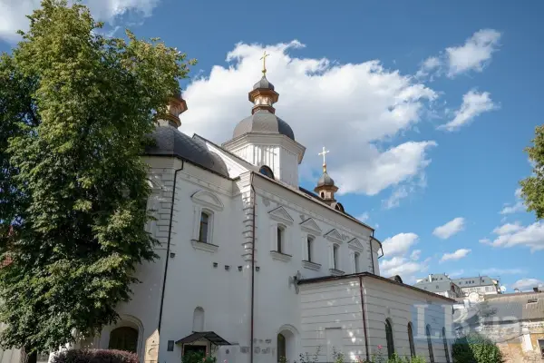 <i>Святодухівська церква, також відреставрована зусиллями НаУКМА. На початку 1990-х років вона була без даху і тут жили собаки,</i> — <i>каже Квіт. Дуже ймовірно, що саме в цій будівлі, спорудженій Петром Могилою, відбувалися перші заняття у Старій Академії. Тут же тоді розміщувалася церква Бориса і Гліба.</i>&amp;nbsp;