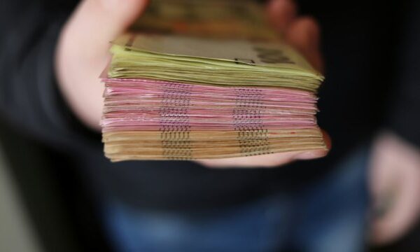 Середня зарплата в Україні в липні впала на 1,6% до 32,243 тис. грн