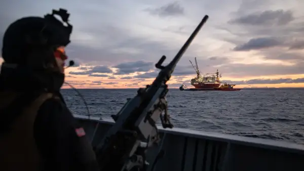 Фрегат Королівських ВМС Норвегії HNoMS Fridtjof Nansen патрулює біля критично важливої підводної інфраструктури на нафтовому родовищі «Голіат» у Баренцевому морі.