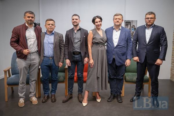 Ігор Ліскі, Сергій Сухомлин, Дмитро Козятинський, Соня Кошкіна, Олександр Корнієнко, Семен Кривонос (праворуч)