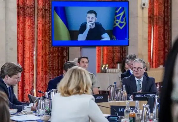 Прем’єр-міністр Великої Британії Кір Стармер (праворуч) і Володимир Зеленський (по відеозв’язку) беруть участь у саміті лідерів Об’єднаних експедиційних сил (JEF) з питань безпеки в Осло (Норвегія), 9 травня 2025 року.