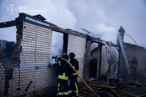 Рятувальник гасить пожежу, що виникла внаслідок атаки на Хмельниччині, 13 вересня 2026 року