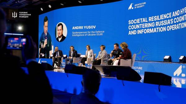 Представник ГУР МО України Андрій Юсов під час панельної дискусії “Суспільна стійкість та гібридні загрози: протидія когнітивним та інформаційним операціям росії” на Міжнародному форумі “Архітектура безпеки”