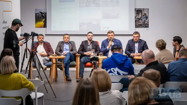Ігор Ліскі, Сергій Сухомлин, Дмитро Козятинський, Олександр Корнієнко, Семен Кривонос і Соня Кошкіна під час дискусії