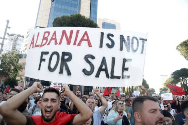 Учасники демонстрації проти проєкту курорту на узбережжі, пов’язаного з Джаредом Кушнером, у Тирані, 10 червня 2026 року.