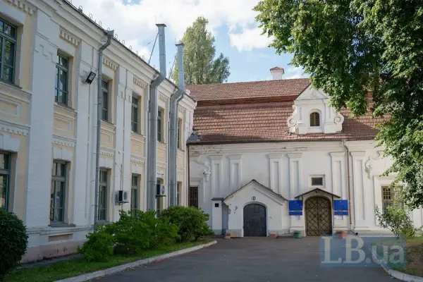 Маєтність шляхтянки Галшки Гулевичівни (Єлизавети Гулевич). Цей будинок вона, за легендою, передала Академії в дар у 1615 році.