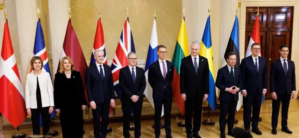Прем’єр-міністр Британії Кір Стармер з лідерами інших держав у Державній залі Президентського палацу під час саміту Об’єднаних експедиційних сил (JEF) у Гельсінкі. 26 березня 2026 року
