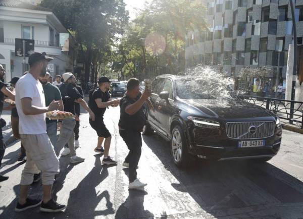 Демонстранти кидають яйця в автомобіль під час протесту проти проекту прибережного курорту, пов’язаного з Джаредом Кушнером, у Тирані, Албанія, 23 липня 2026 року.