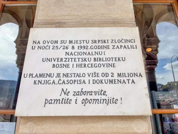 Пам'ятна табличка на стіні вічниці про знищену бібліотеку